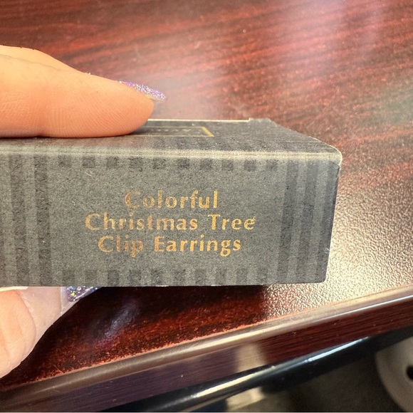 Avon vintage 1995 Festive Christmas Tree clip  Earrings NIB - Picture 3 of 4